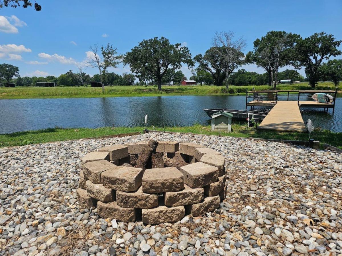 Lakefront W Fire Pit, Lake Fun, And Horse Feeding Villa Emory Exterior photo