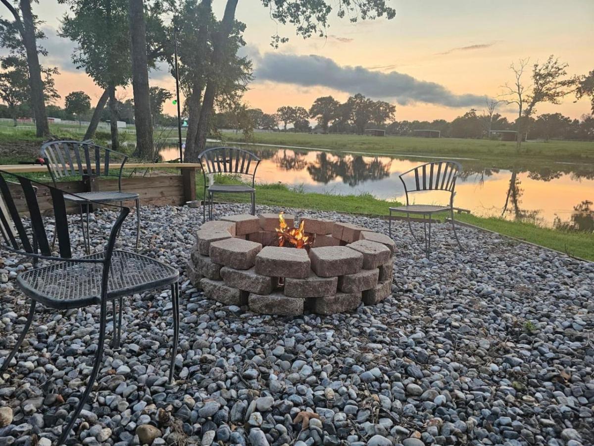 Lakefront W Fire Pit, Lake Fun, And Horse Feeding Villa Emory Exterior photo